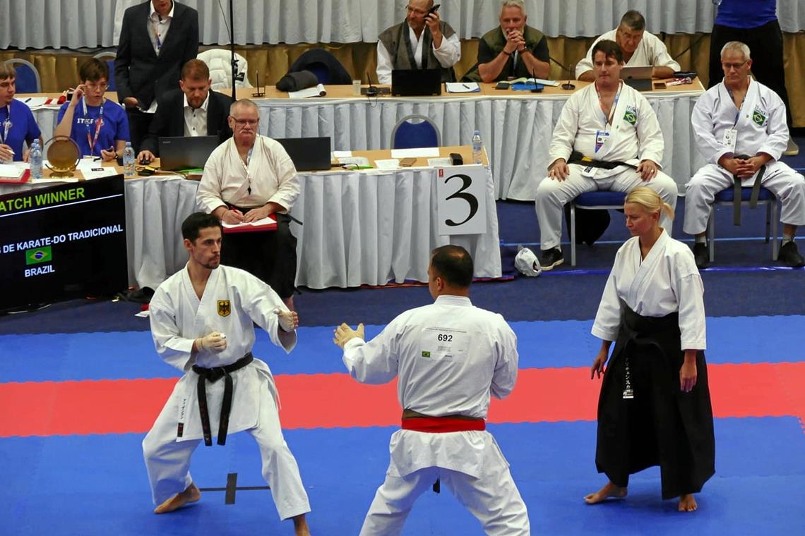 Karatekämpfer des Backnanger Vereins Shingikan schaffen Sprung aufs Podest Gabriel Eisenmann (links) machte nicht nur im Mannschaftswettkampf der Männer gegen Weltmeister Brasilien eine gute Figur. Er überzeugte vor allem im Mixed-Team und sicherte sich dort mit seiner Vereinskollegin Michaela Brecht die Bronzemedaille. Foto: privat
