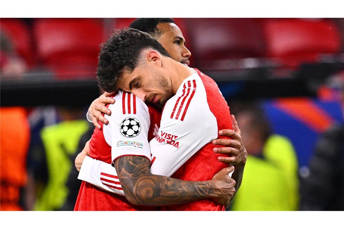 Gabriel (l, FC Arsenal) wird von Teamkollege Kai Havertz getröstet.