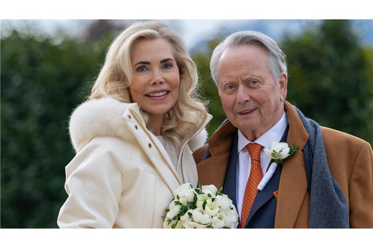 Gabriela zu Leiningen und Wolfgang Porsche posieren nach ihrer Hochzeit.