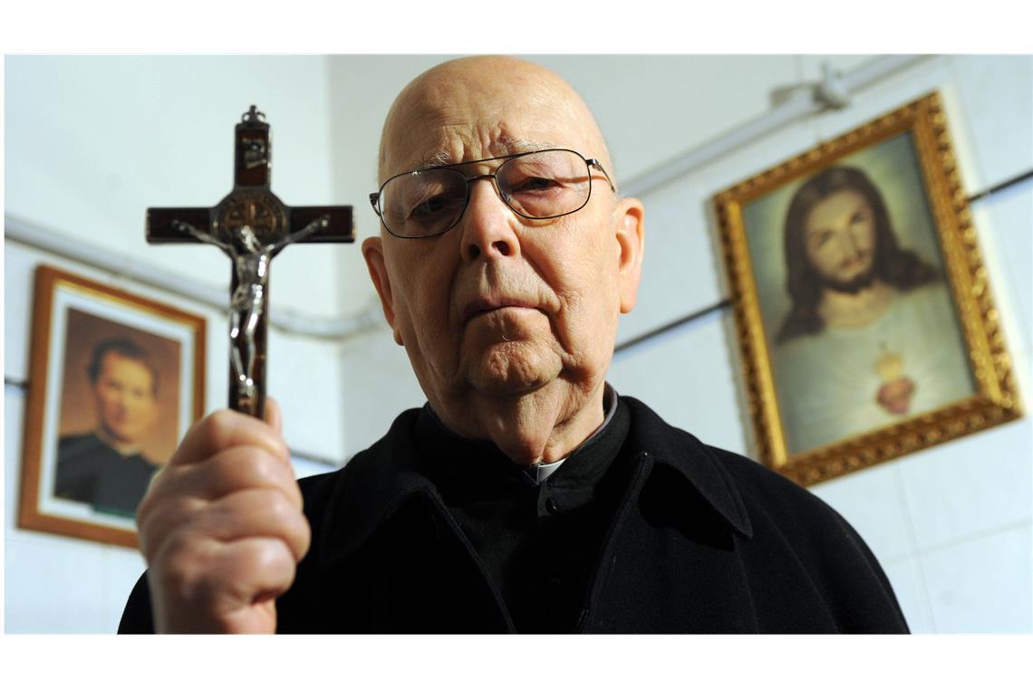 Teufel und Dämonen: Was es mit dem Exorzismus auf sich hat Gabriele Amorth (1925-2016) war ein italienischer römisch-katholischer Priester, der ab 1986 Exorzist der Diözese Rom war. Von 1994 bis 2000 war Amorth Vorsitzender der Internationalen Exorzistenvereinigung.