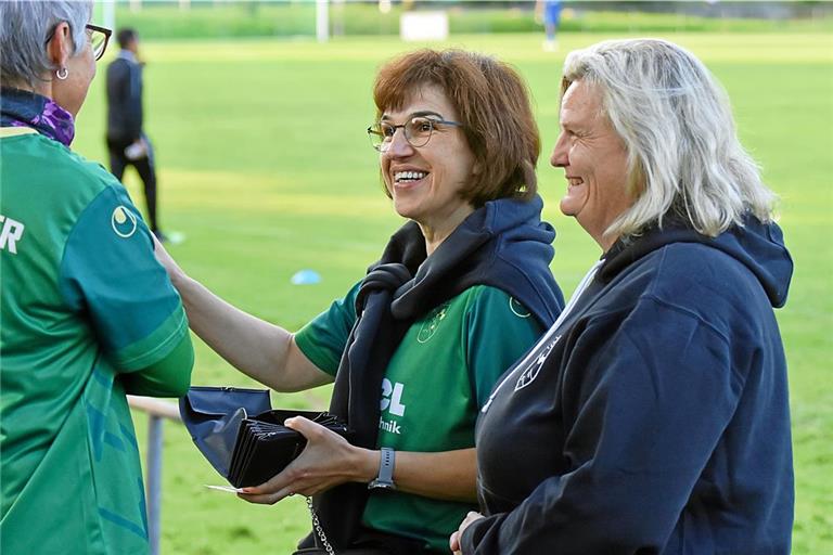 Gaby Jung (Mitte) und Allyson Schneider (rechts) zählen bei der SGOS zu dem Team, das die Eintrittsgelder kassiert. Foto: Tobias Sellmaier