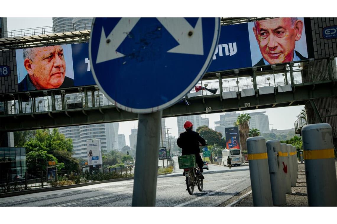 Gadi Eisenkot (l) und Ministerpräsident Benjamin Netanjahu (r) auf einem Wahlplakat in Israel.