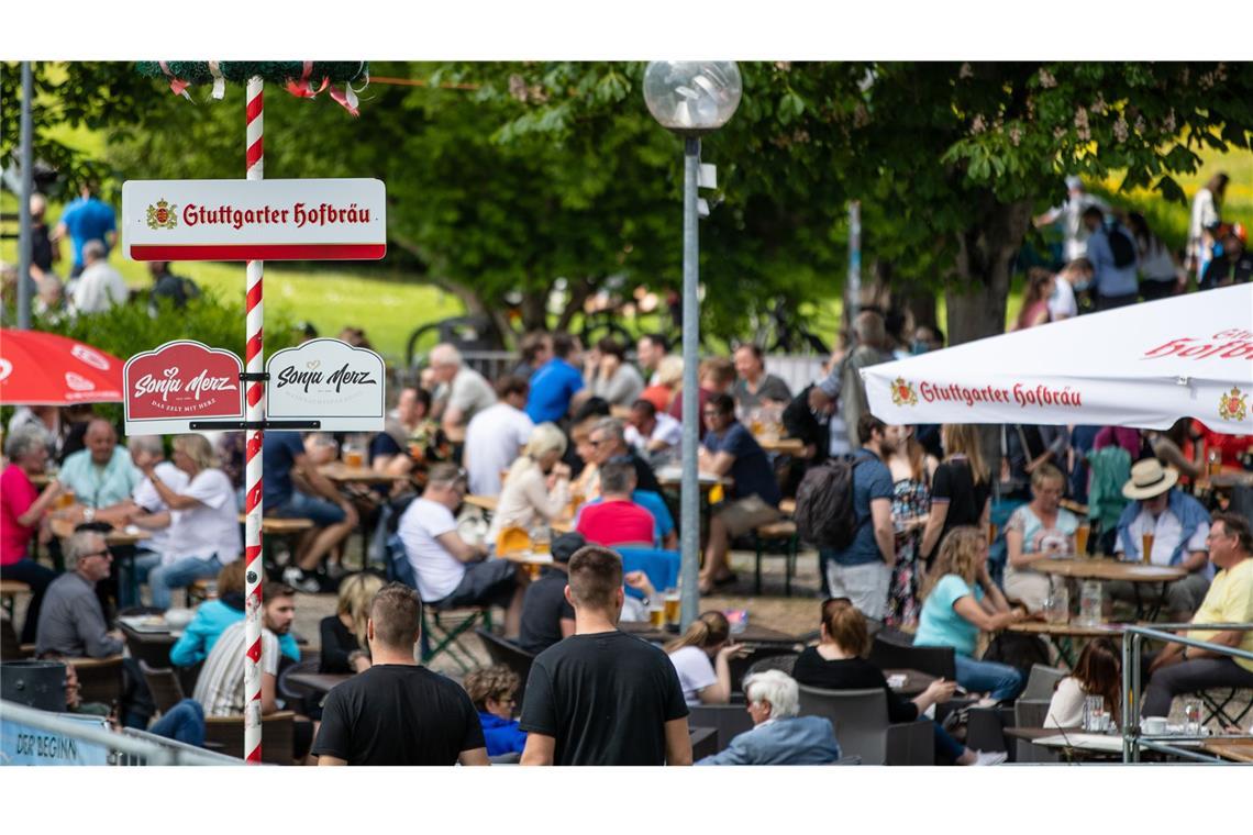 Gäste genießen in einem Biergarten im Schlossgarten das schöne Wetter (Archivbild).