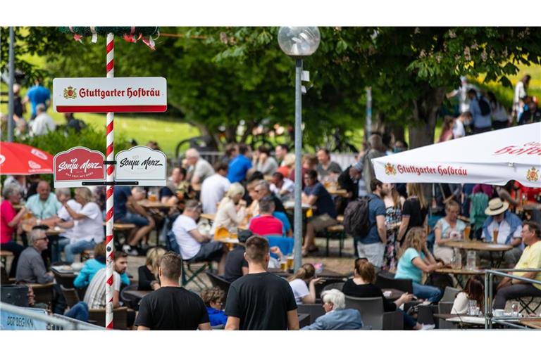 Gäste genießen in einem Biergarten im Schlossgarten das schöne Wetter (Archivbild).