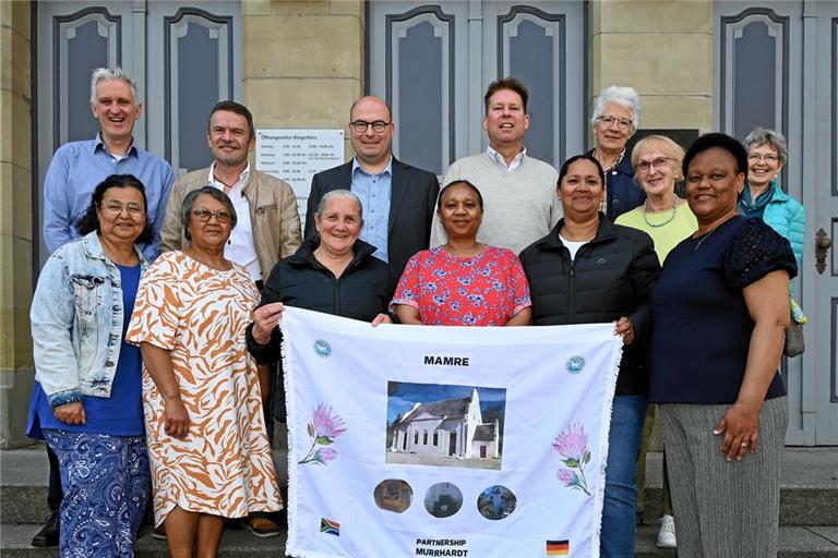 Gäste sowie Gastgeberinnen und Gastgeber (vordere Reihe von links): Karen Lynette Hanslo, June Leopoldine Adams, Penelope Joy van Breda, Veronica Estelle Arentse, Gail Karin Loubser, Mary-Anne Patience; dann (hintere Reihe von links): Pfarrer Hans Joachim Stein, Christoph Jäger, Bürgermeister Armin Mößner, Kirchenpfleger Bernd Fischer, Partnerschaftsausschussmitglieder Regine Otterbach und Sabine Hübler, Kirchengemeinderätin Nicole Dantchev. Foto: Elisabeth Klaper
