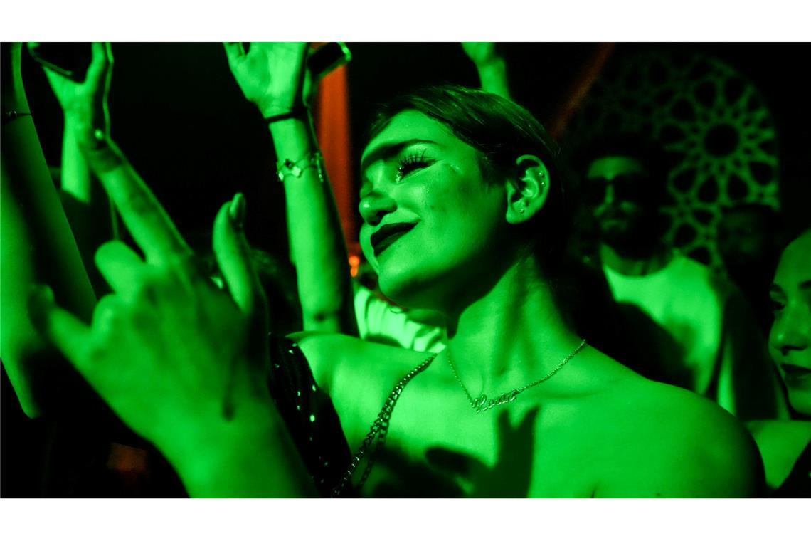 Rave in Damaskus - Syrien will tanzen Gästen tanzen zu DJ Nurias Set in Damaskus.
