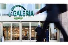 Galeria in Berlin: Passanten gehen an dem Eingang einer Filiale von Galeria Karstadt Kaufhof vorbei. (Symbolbild).
