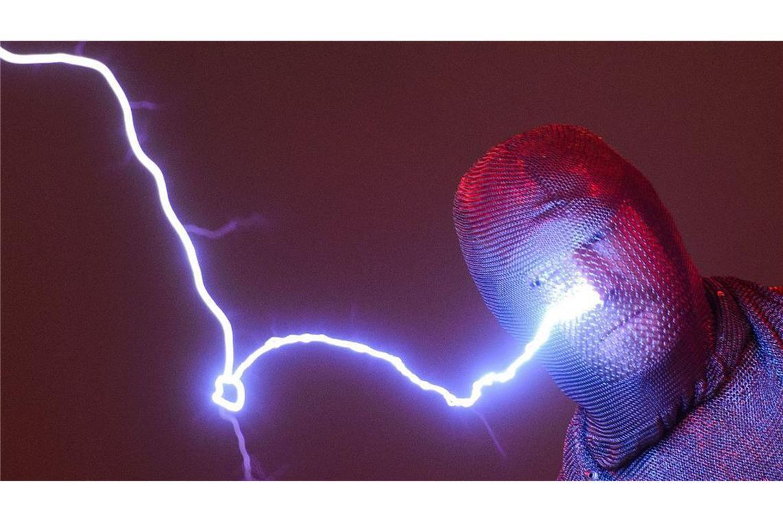 Kollapsologie: Das Ende kommt – nur wann? GAMMABLITZ: Im Universum braut sich etwas Bedrohliches zusammen: Gammablitze (englisch: Gamma-ray burst) zucken durch die Unendlichkeit. Diese Blitze sind gewaltige interstellare Energieausbrüche, von denen unvorstellbar große Mengen elektromagnetischer Strahlung ausgehen. 1967 wurde ein solcher Gammablitz von einem amerikanischen Spionagesatelliten erstmals beobachtet. Dass die Strahlen aus den Tiefen des Weltalls kamen, stellten Wissenschaftler des Los Alamos National Laboratory in New Mexico 1973 fest. Was hat dieses kosmische Phänomen mit der Erde zu tun? Die Energie eines Gammablitzes reicht aus, um Planeten noch über eine Entfernung von Tausenden von Lichtjahren regelrecht zu grillen. Der Blaue Planet ist zum Glück außer Gefahr. Bisher traten Gammablitze nach Erkenntnissen von Astronomen weit entfernt von unserem Sonnensystem auf. Fazit Gammablitz: Selbst wenn die Erde in ferner Zukunft in ein Gammagewitter geraten sollte, müsste das nicht zwangsläufig das Ende allen Lebens bedeuten. Diese Gefahr aus dem All taugt allenfalls für Science-Fiction-Thriller, nicht aber als Argument für einen sich in den nächsten Jahrhunderten ereignenden Weltuntergang.