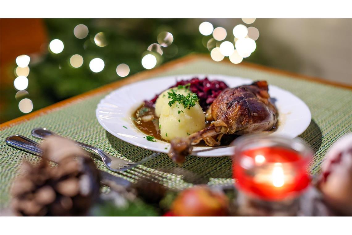 Weihnachtsessen-Umfrage: Gans liegt nur auf Platz drei Gans? Ente? Oder etwas ganz anderes zum Fest? (Archivbild)