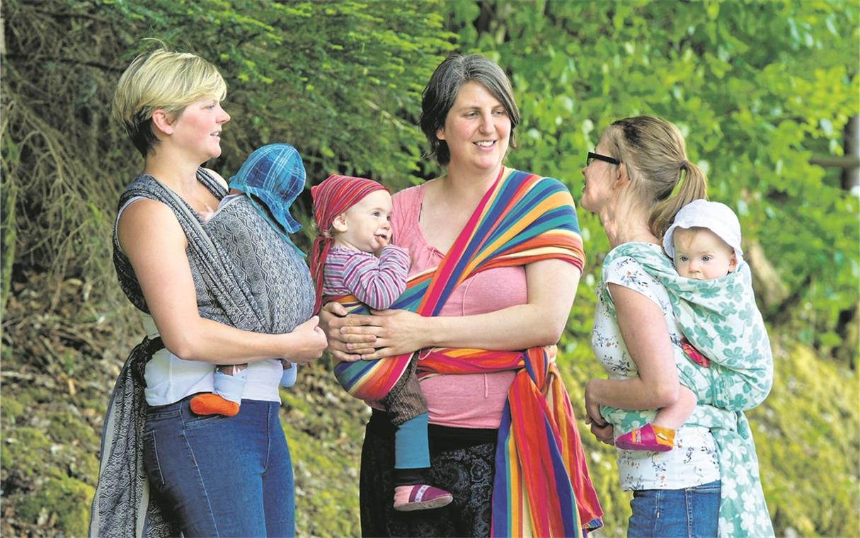 Trageglück als Anlass für ein Familienfest Ganz klassisch mit dem Tragetuch unterwegs ist dieses Trio beziehungsweise Sextett während des Tragespaziergangs am Waldsee im vergangenen Jahr: Eva Gamm (Mitte) mit ihrer Tochter Johanna aus Murrhardt, Alina Pfezer (rechts) mit ihrer Tochter Anastasia aus Sulzbach und Anni Kehl (links) mit ihrem Sohn Friedrich, die aus Winnenden kommen. Archivfoto: V. Hoschek
