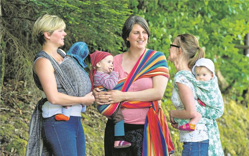 Ganz klassisch mit dem Tragetuch unterwegs ist dieses Trio beziehungsweise Sextett während des Tragespaziergangs am Waldsee im vergangenen Jahr: Eva Gamm (Mitte) mit ihrer Tochter Johanna aus Murrhardt, Alina Pfezer (rechts) mit ihrer Tochter Anastasia aus Sulzbach und Anni Kehl (links) mit ihrem Sohn Friedrich, die aus Winnenden kommen. Archivfoto: V. Hoschek