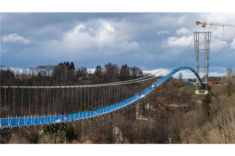 Ganz ordentlich rauf und runter geht es für die Fußgänger auf der Rottweiler Hängebrücke.