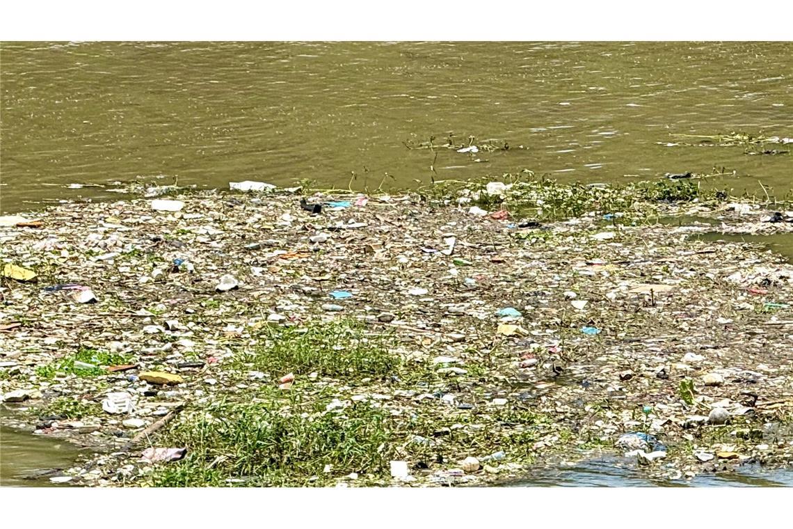 Ein Meer aus Müll: Unterwegs am "dreckigsten Fluss der Welt" Ganze Müllteppiche treiben im Citarum, hinzu kommen giftige Abwässer aus Textilfabriken.