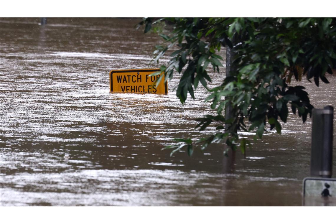 Heftiges Unwetter trifft Australiens Ostküste Ganze Straßenzüge standen unter Wasser, Autos versanken bis zur Dachkante in den Fluten.