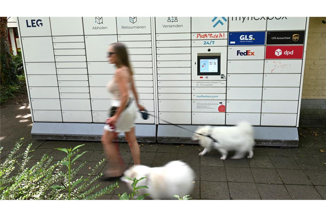 Gassigehen am Paketautomaten vorbei: Alltagsszene aus Düsseldorf.
