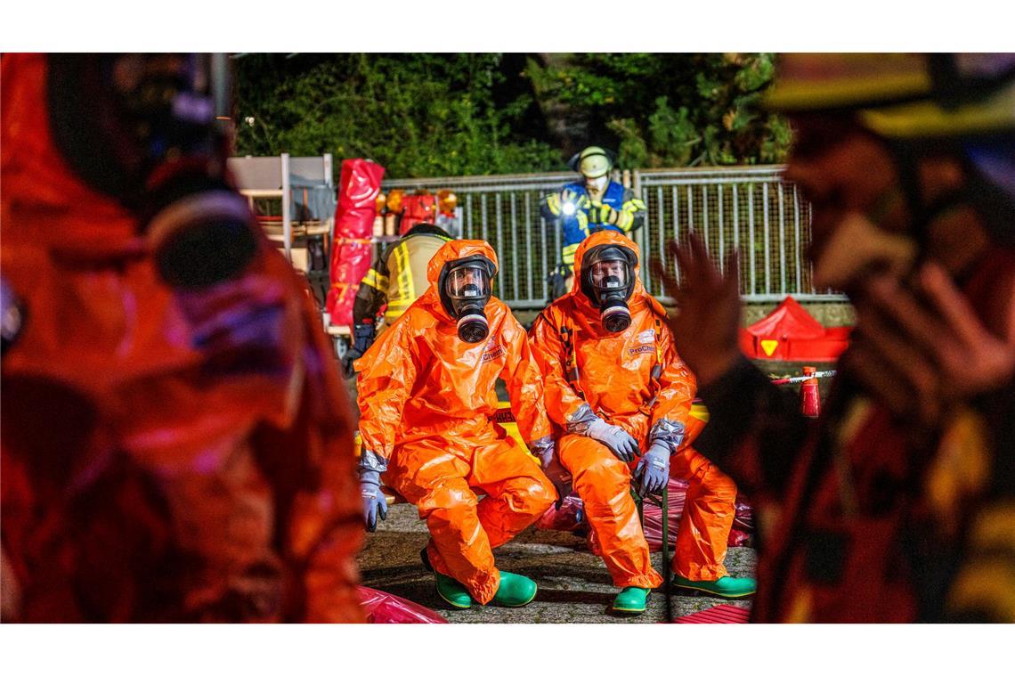Bilder des Tages Gaswolke über Aschaffenburg - Feuerwehrleute mit Atemschutz im Einsatz