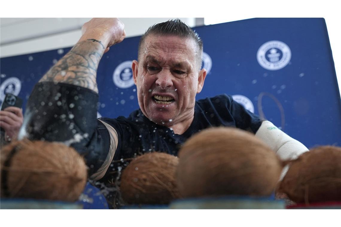 Gaude knackte seinen eigenen Rekord von 83 Kokosnüssen.