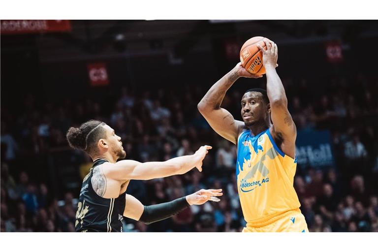 Gavin Schilling (li.) verteidigt künftig für die MHP Riesen.