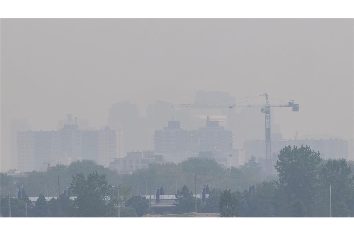 Gebäude in Toronto, Kanada, sind in den Rauch von Waldbränden gehüllt. Der Rauch von Waldbränden im Norden Ontarios und in den Prärien Kanadas sorgte am Freitag für schlechte Luftqualität und eingeschränkte Sicht in Großstädten wie Toronto, Ottawa und Montreal.