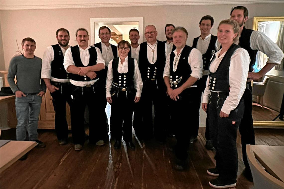 Die Zimmererazubiklassen sind gut gefüllt Geballte Innungspower bei der jüngsten Hauptversammlung (von links): Manuel Kiesel, Lukas Pallmann, Rene Feinauer, Thomas Frick, Birgit Elser, Jonas Lux, Roland Oettinger, Matthias Fauth, Uwe Härer-Schurr, Benjamin Fleck, Marc-Andre Aupperle und Caprice Schleicher. Foto: Zimmererinnung Rems-Murr