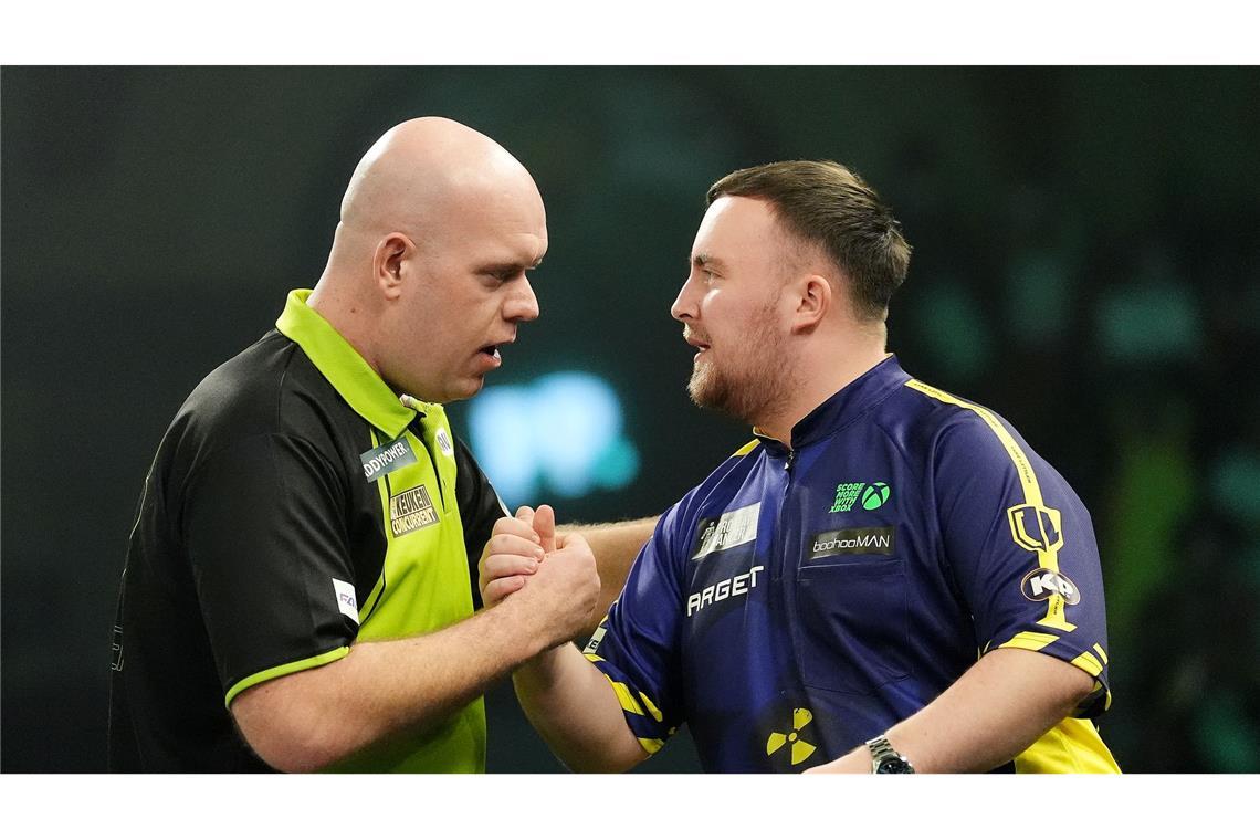Fäuste und Tränen: Littler mit 17 Jahren Darts-Weltmeister Geben sich die Hand: Van Gerwen und Littler.