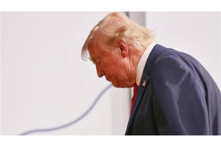 Gebeugt vom schweren Amt und der Entscheidung des Nobelpreiskomitees, ihm wieder nicht den Friedensnobelpreis zu überreichen: US-Präsident Donalds Trump hat es derzeit wirklich nicht leicht.