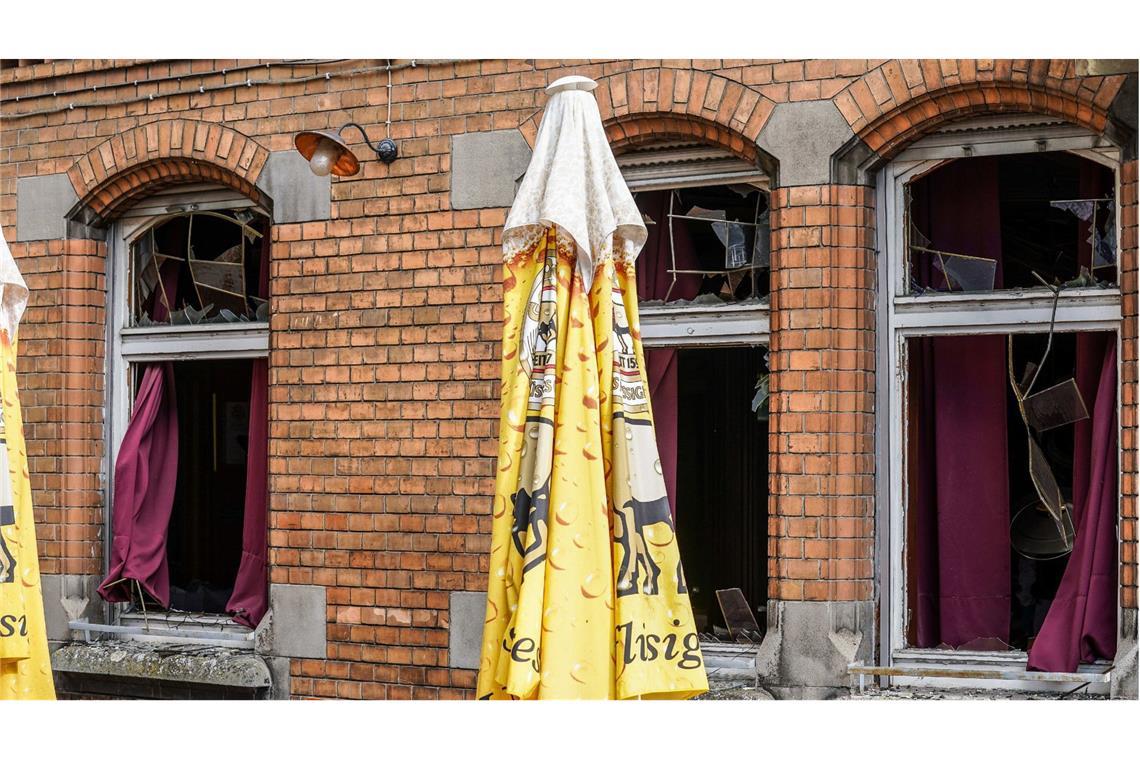 Prozess gegen Jugendliche nach Brandanschlag auf Pizzeria Geborstene Fensterscheiben hängen nach einer Explosion in einer Pizzeria in den Fensterrahmen.
