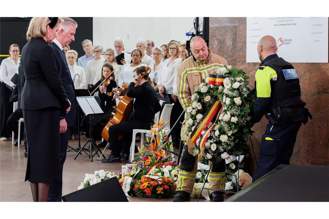 Gedenken am Brüsseler Flughafen: Zu den Teilnehmern der Zeremonie gehörten auch Königin Mathilde und König Philippe.