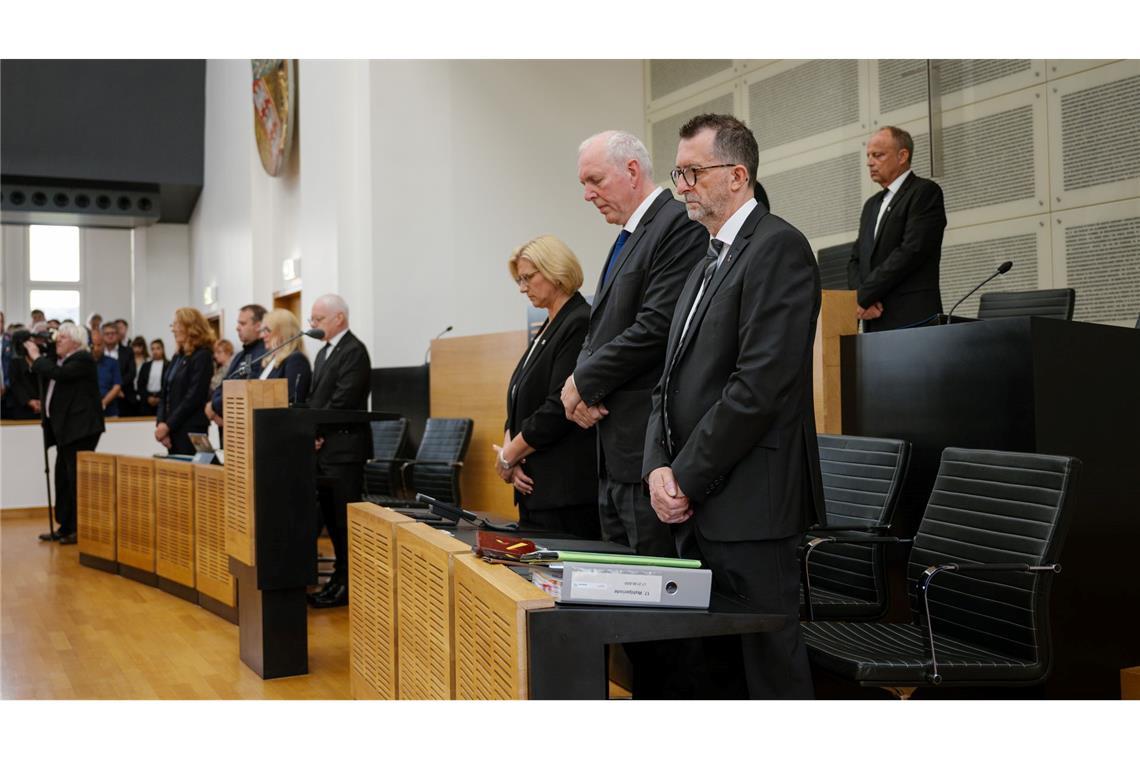 "Wir trauern": Bundesweites Gedenken an getöteten Polizisten Gedenken im Landtag in Saarbrücken. Die saarländische Landesregierung hatte zu einer Schweigeminute für den in Völklingen im Dienst getöteten Polizisten aufgerufen.