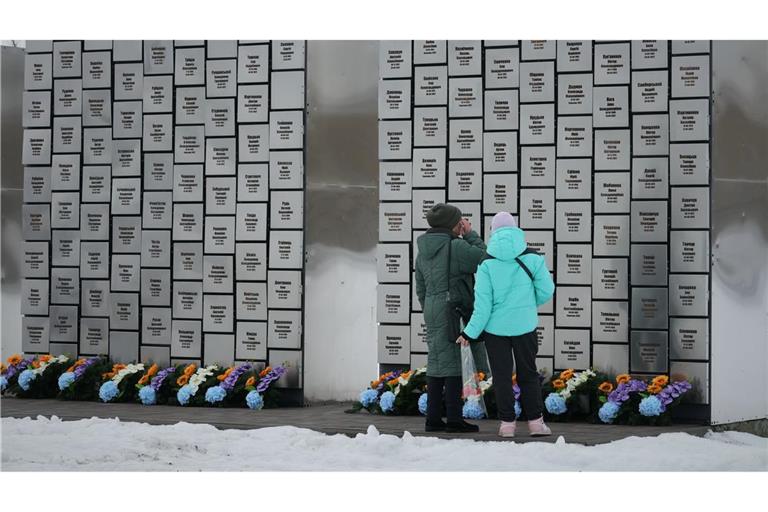 Gedenken in Bucha - Jahrestag des Ukraine-Krieges