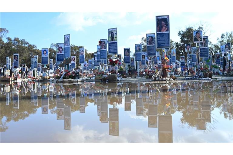 Gedenktafeln stehen auf dem Gelände der Nova Festival Memorial Gedenkstätte. (Archivbild)