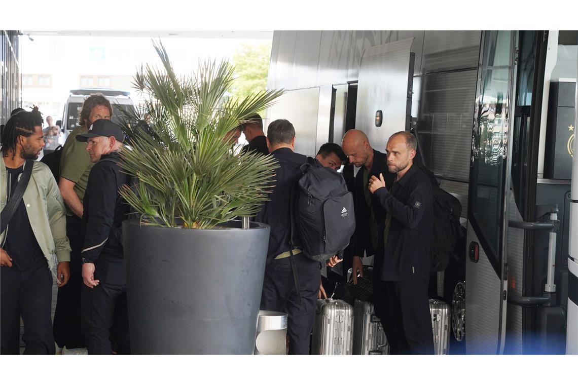 DFB-Elf trifft am Hotel in Stuttgart an – Empfang mit Jubel Gedränge am Bus