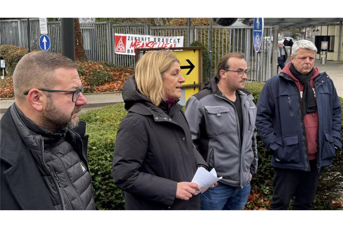 Gedrückte Stimmung vor dem Bosch-Werk Feuerbach: IG-Metall-Bezirksleiterin  Barbara Resch und die Betriebsratschefs (v.l.) Boris Schwürz  (Mahle) Andreas Bohnert (PWO) und Frank Sell (Bosch Mobility).