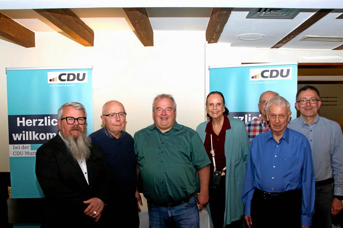 Langjährige Mitglieder geehrt und Weichen gestellt Geehrte und Gäste (von links): Gerald Wurster, Günter Richter, Thomas Zeeb, Rosely Schweizer, Matthias Schulte, Peter Schütt und Jens Steinat, CDU-Landtagskandidat für den Wahlkreis Backnang. Foto: CDU-Stadtverband Murrhardt