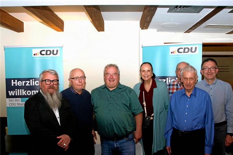 Geehrte und Gäste (von links): Gerald Wurster, Günter Richter, Thomas Zeeb, Rosely Schweizer, Matthias Schulte, Peter Schütt und Jens Steinat, CDU-Landtagskandidat für den Wahlkreis Backnang. Foto: CDU-Stadtverband Murrhardt