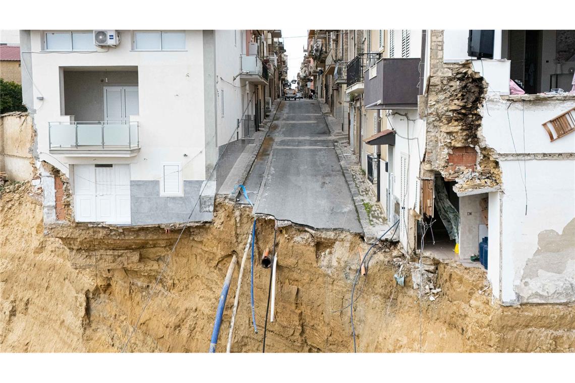 Gefährdete Häuser und beschädigte Straßen in dem vom Erdrutsch betroffenen Gebiet in Niscemi.