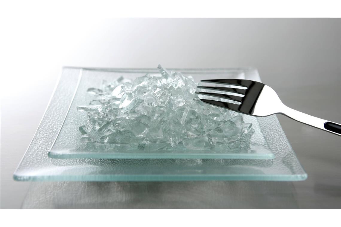 Glassplitter aus dem Tiefkühlfach Gefährliche Glasstücke im Essen (Symbolbild).