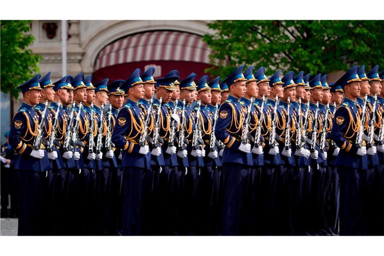 Gefährliche Unterstützung oder das letzte Aufgebot? Nordkoreanische Soldaten stehen in Reih und Glied vor der Militärparade zum Tag des Sieges in Moskau.
