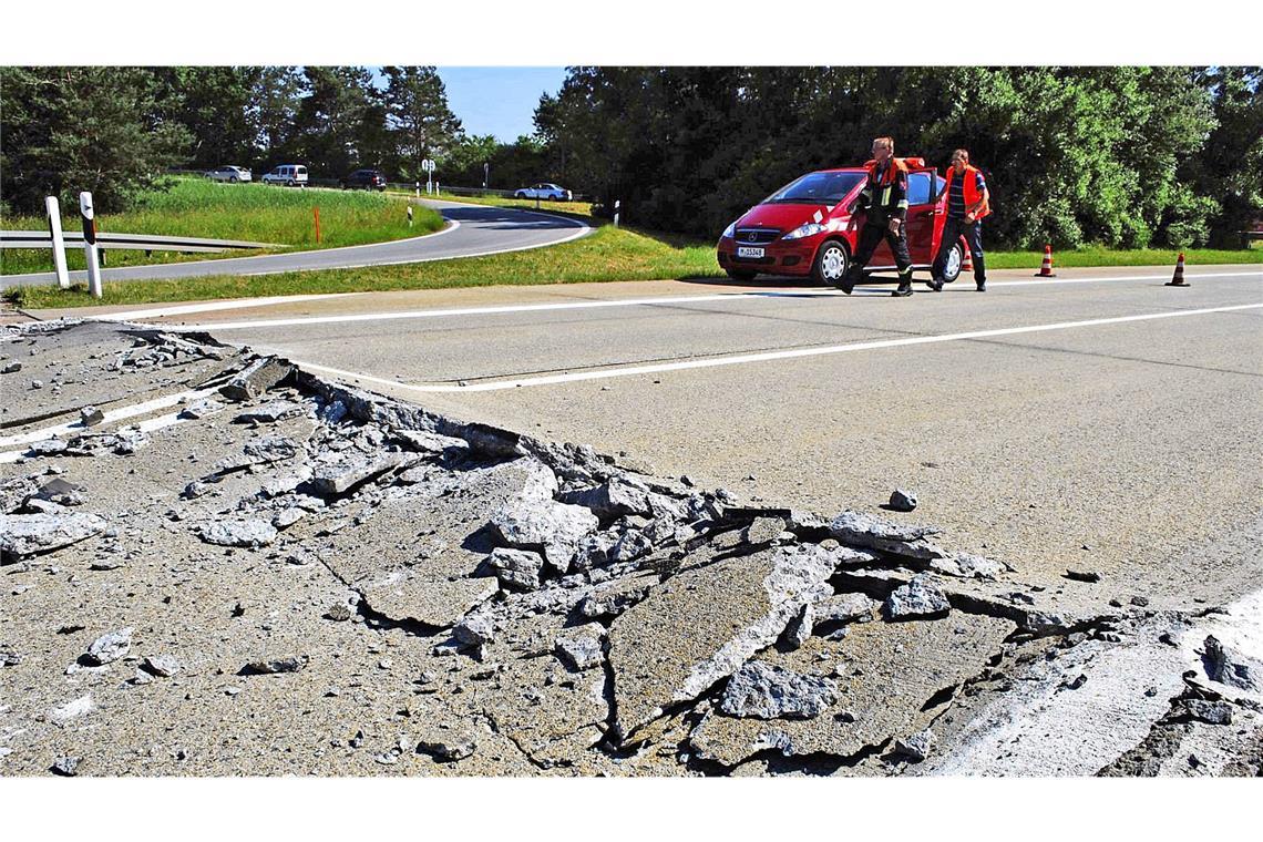 Gefährlicher Asphaltaufbruch auf der Autobahn 93 in Bayern (Archiv).