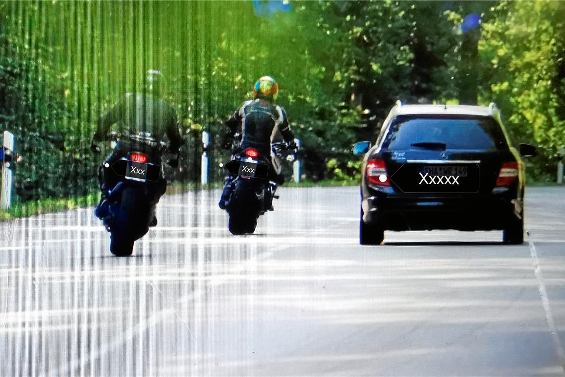 Mit 184 km/h auf der Sulzbacher Steige unterwegs Gefährliches Manöver. Oft überholen Motorradfahrer vor einer unübersichtlichen Kurve. Foto: Polizei