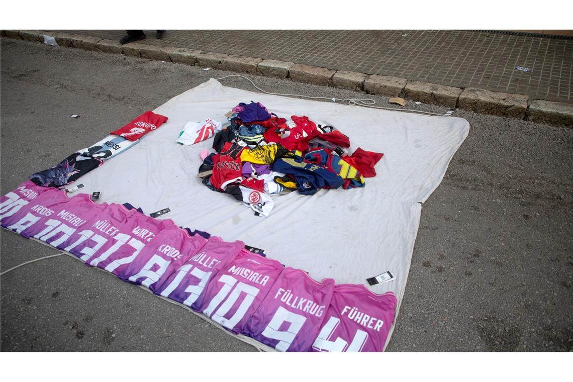 Im Urlaub keine Raubkopien kaufen - Strafe droht Gefälschte Trikots der deutschen Nationalmannschaft - unter anderem eines mit Nazisymbol und dem Schriftzug "Führer" - bei einem Straßenhändler in Mallorca (Symbolbilld)