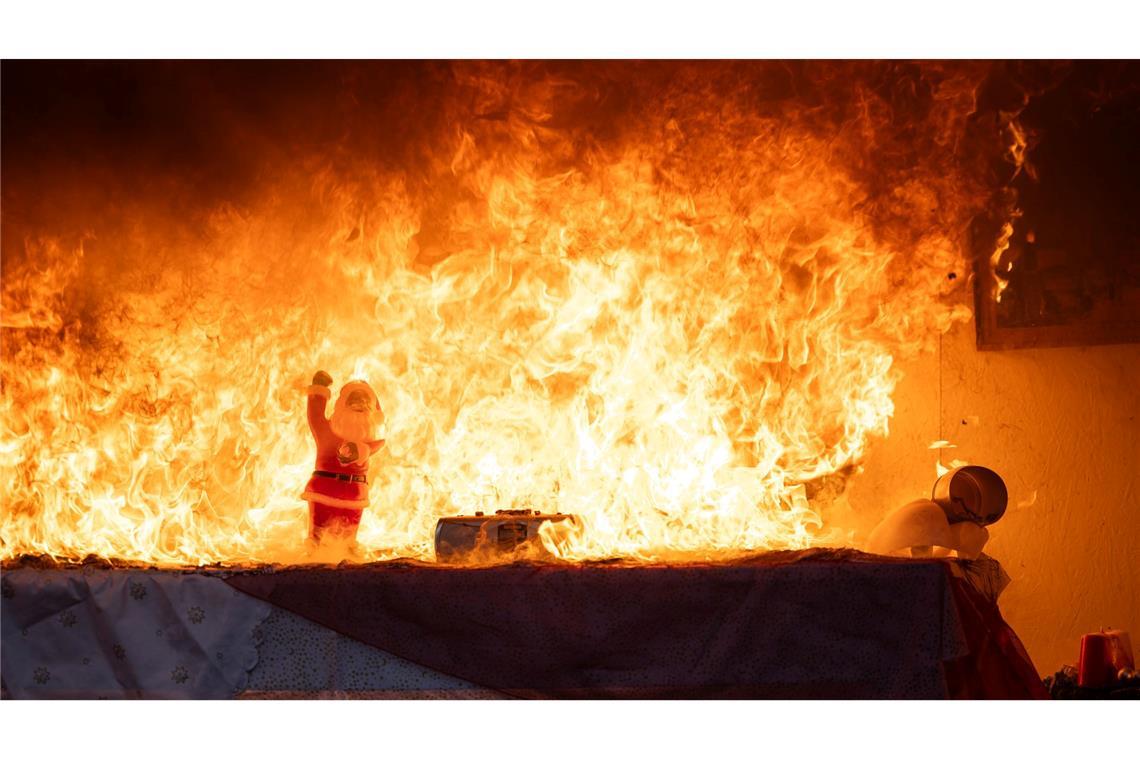 Bilder des Tages Gefahr unterm Weihnachtsbaum: Berliner Feuerwehr zeigt, wie Brände verhindert werden können