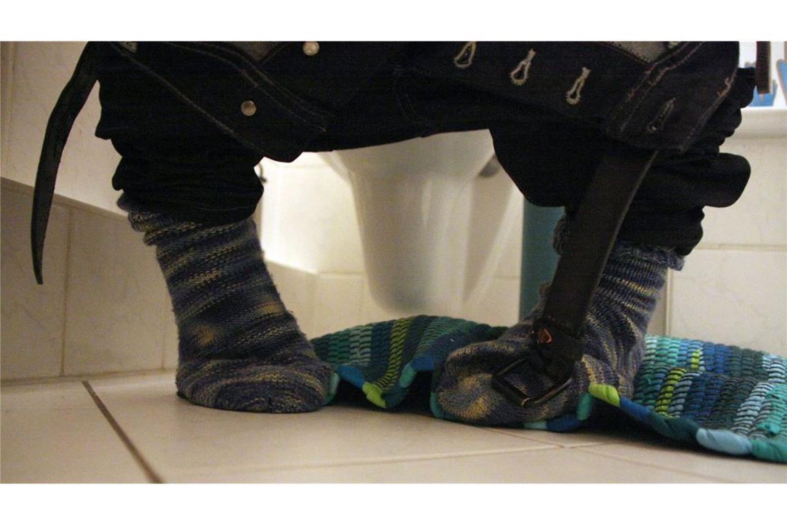Ein stilles Örtchen zu haben ist ein Menschenrecht Gefahren: Die wirkliche Gefahr lauert nicht auf öffentlichen Klobrillen, sondern in der Luft. WC-Spülungen katapultieren pro Spülgang schätzungsweise 25 000 Viren und 600 000 Bakterien durch Mikro-Wassertropfen in die Luft. Nicht spülen ist aber auch nicht die Lösung.