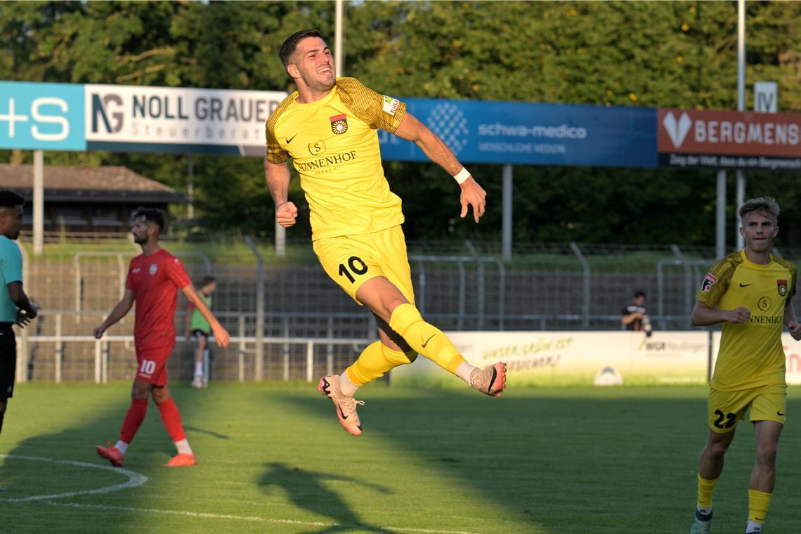 Klarer SG-Sieg beim Lieblingsgegner Gefeierter Mann bei Großaspach: Mert Tasdelen, der zwei der vier Treffer selbst erzielt und ein weiteres Tor vorbereitet hat.Foto: Eibner