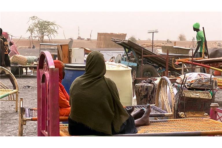 Geflüchtete Frauen aus dem  dem Sudan mit ihrer Habe. Der Machtkampf im Sudan, der seit Mitte April 2023 andauert, hat die nach UN-Angaben weltweit größte Flüchtlingskrise mit mehr als zwölf Millionen Geflüchteten ausgelöst.