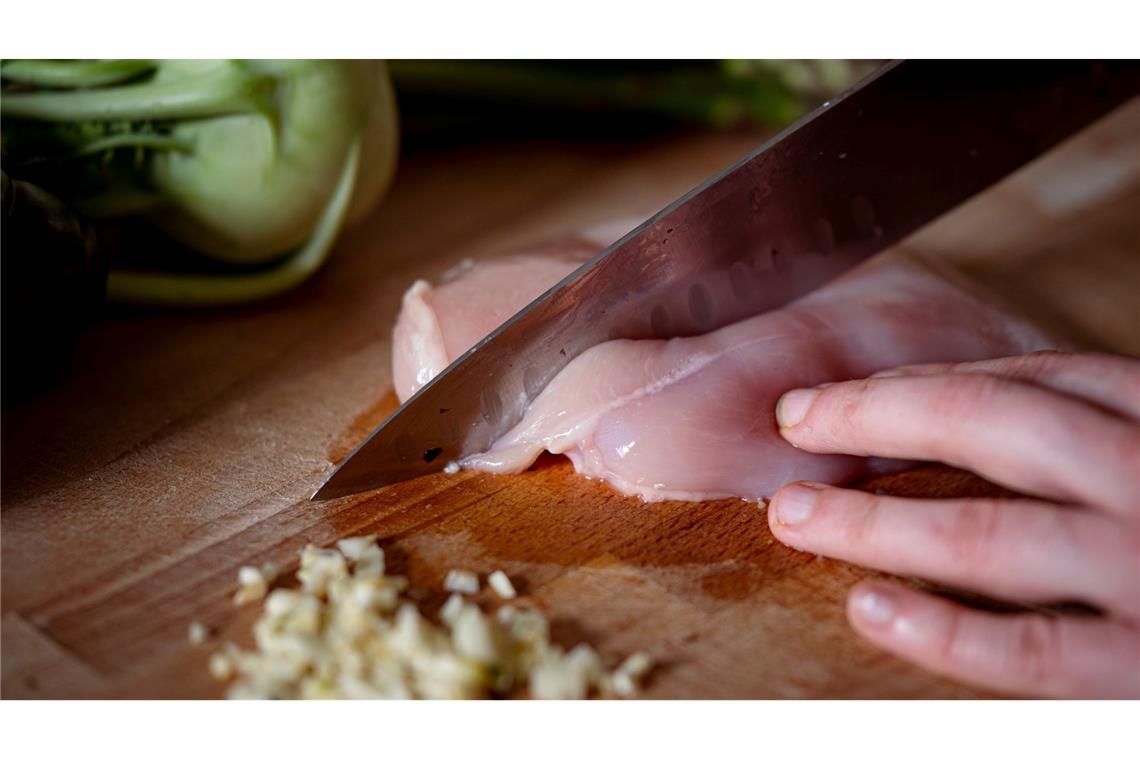 Menschen essen mehr Geflügelfleisch - 13,6 Kilo pro Kopf Geflügelfleisch wurde laut BZL 2024 günstiger angeboten als im Vorjahr.