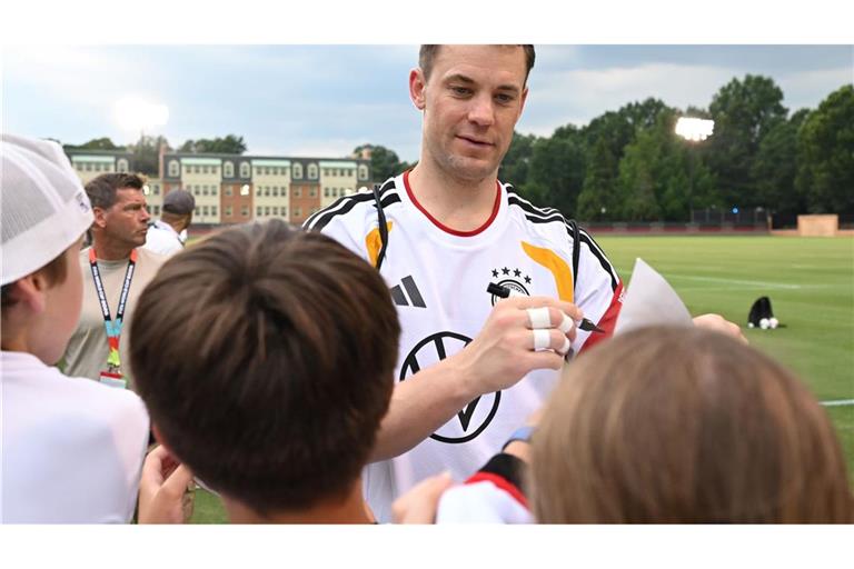 Gefragt bei den Fans: Manuel Neuer ist endlich im Tesamtraining.