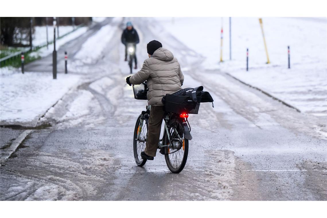 Glatte Straßen in mehreren Bundesländern Gefrierender Regen und Schnee macht viele Straßen gefährlich glatt. (Archivbild)