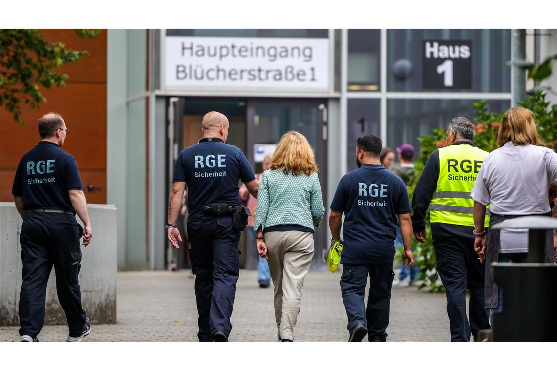 Gegen den festgenommenen 17-Jährigen gibt es nach dem Angriff in einem Berufskolleg noch weitere Verdachtspunkte. (Archivbild)