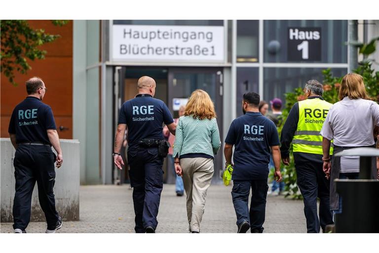 Gegen den festgenommenen 17-Jährigen gibt es nach dem Angriff in einem Berufskolleg noch weitere Verdachtspunkte. (Archivbild)